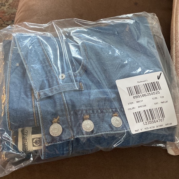 Madewell Tall 9" Mid-Rise Skinny Jeans in Varney Wash: ButtonFront Edition NB037 - Picture 5 of 5